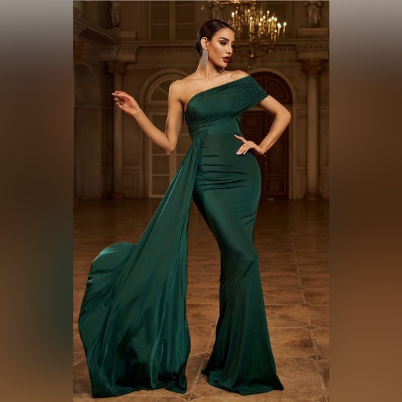 Miss Ord Dresses & Skirts - NWT Draping Emerald Green Dress  Size M